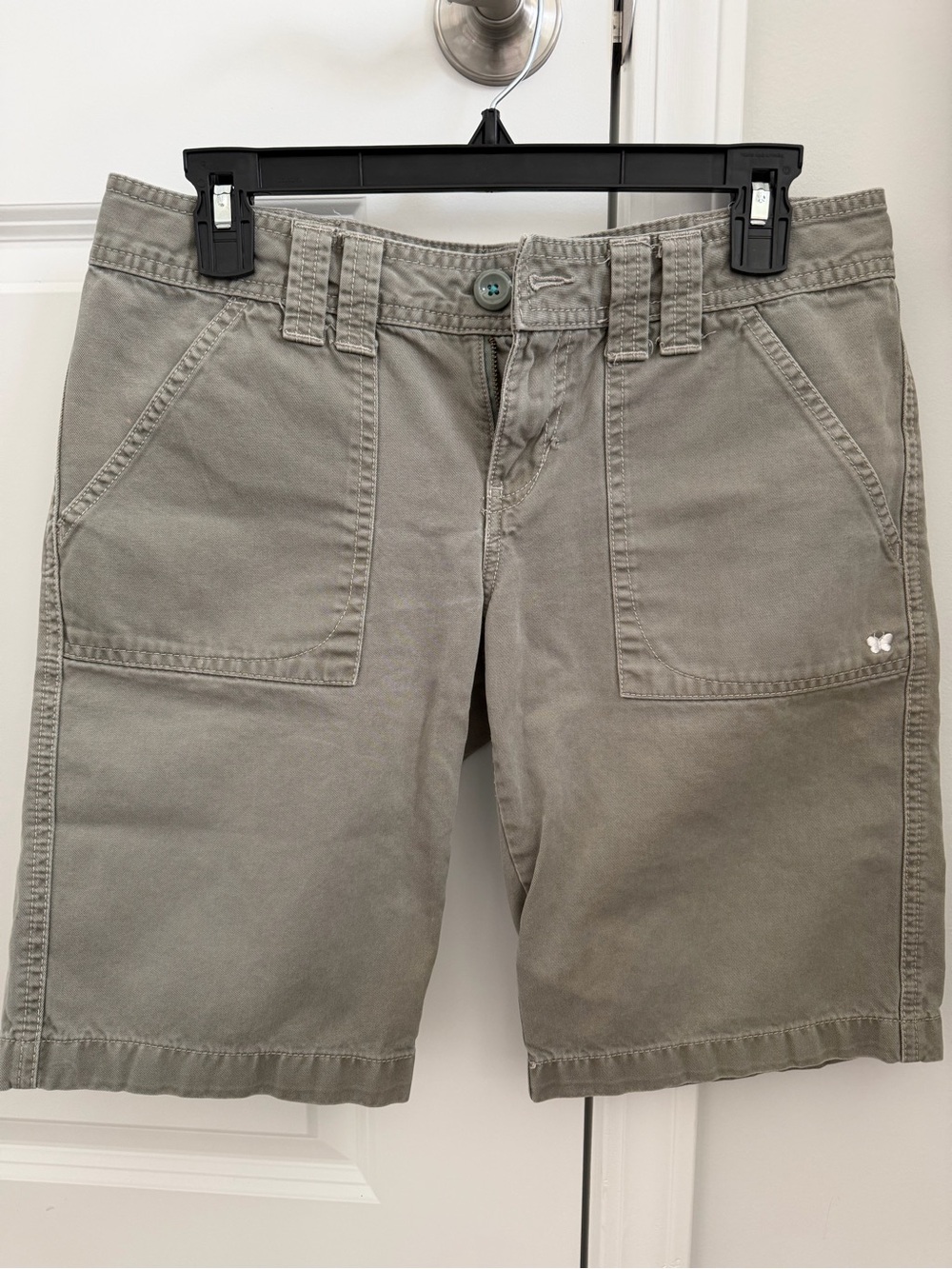 Aeropostale Bermuda shorts. Olive green. Size 5/6 small fray at front zipper